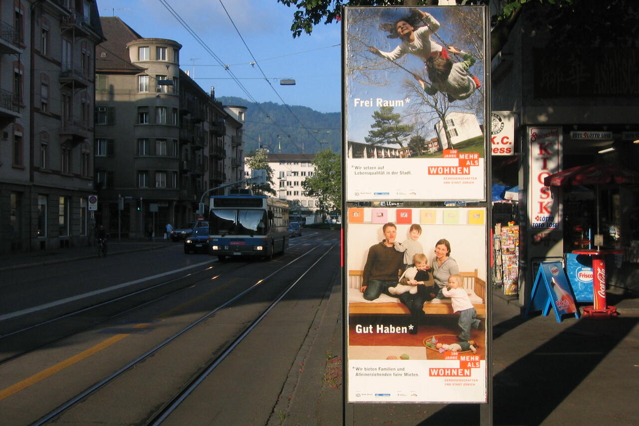 Die Plakate im Weltformat wurden in der ganzen Stadt Zürich ausgehängt.