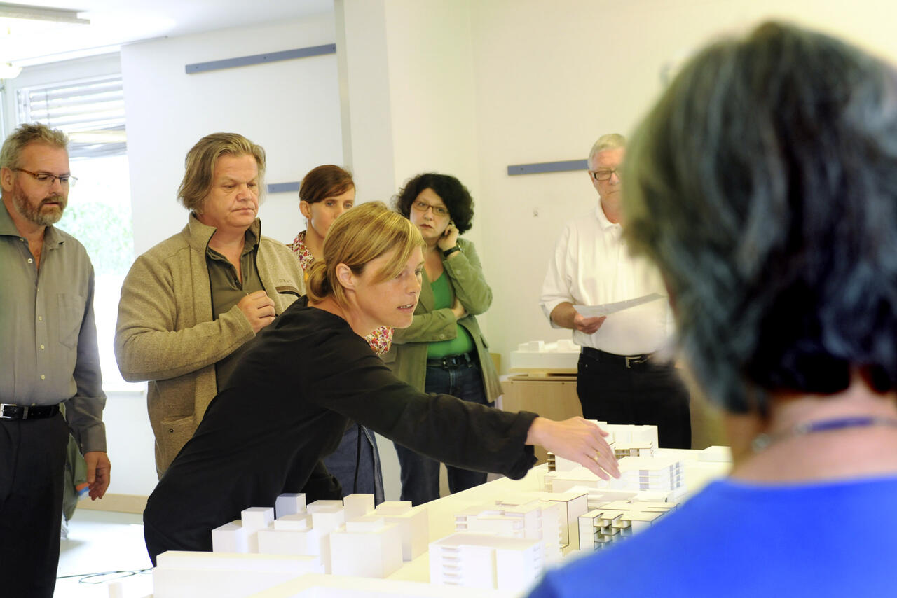 Die Jury bespricht die Beiträge der Architektenteams.